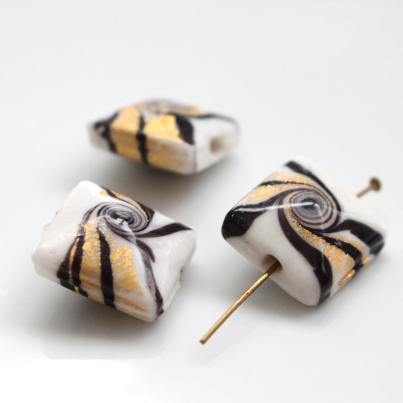 ランプワークガラスビーズ 14㎜（スクエア白） フランスヴィンテージ