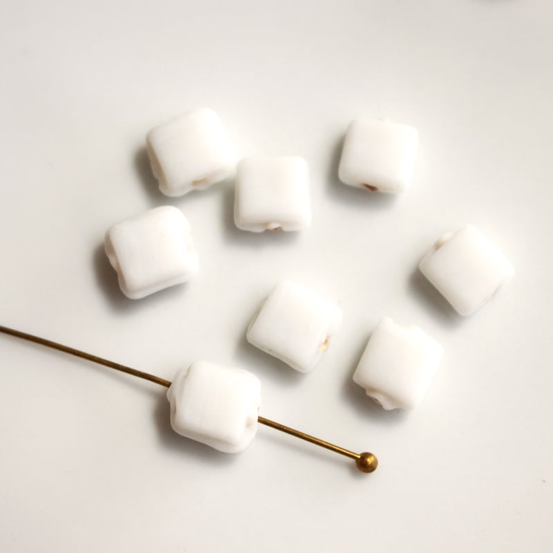 マットなスクエアビーズ8個（ﾎﾜｲﾄ）7㎜ フランス製ヴィンテージ 2253  