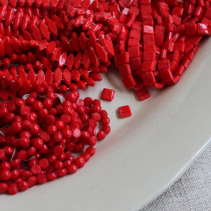 小さな赤いフレンチジェットビーズ（ラウンド）5㎜ 1920年代フランス製