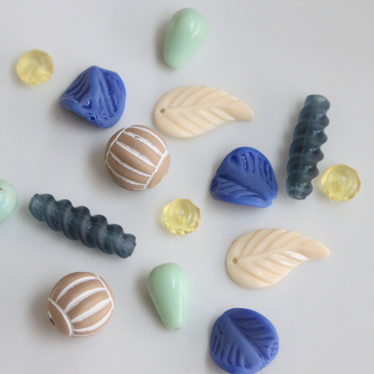 ボヘミアガラスビーズ2個（イエロー） 9㎜ チェコヴィンテージ 2281  