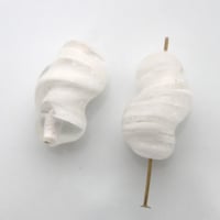 .  ホワイトマーブルガラスビーズ19㎜（Fat）2個　チェコヴィンテージ　262