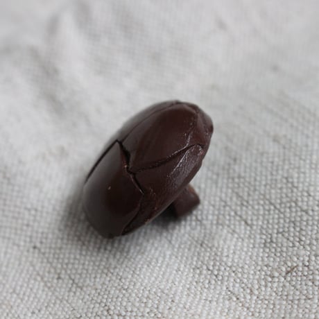 フランスの古いレザーくるみボタン(E)　28㎜　フランスアンティーク