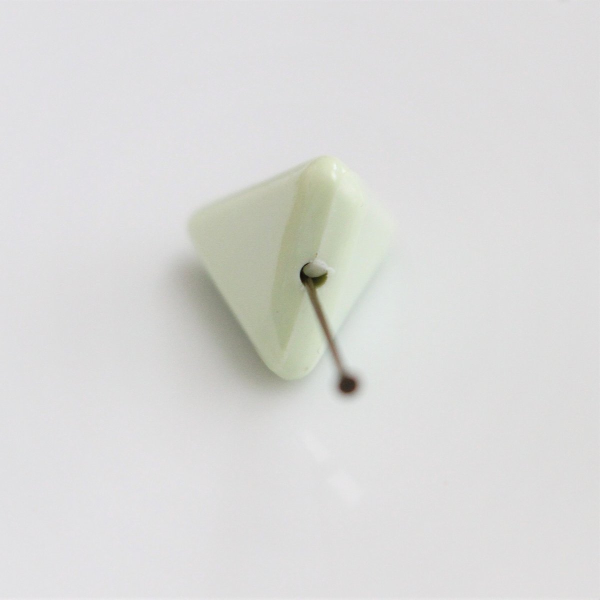 三角ビーズ2個（ｸﾞﾘｰﾝ）18㎜ ドイツ製80年代ヴィンテージ 287A