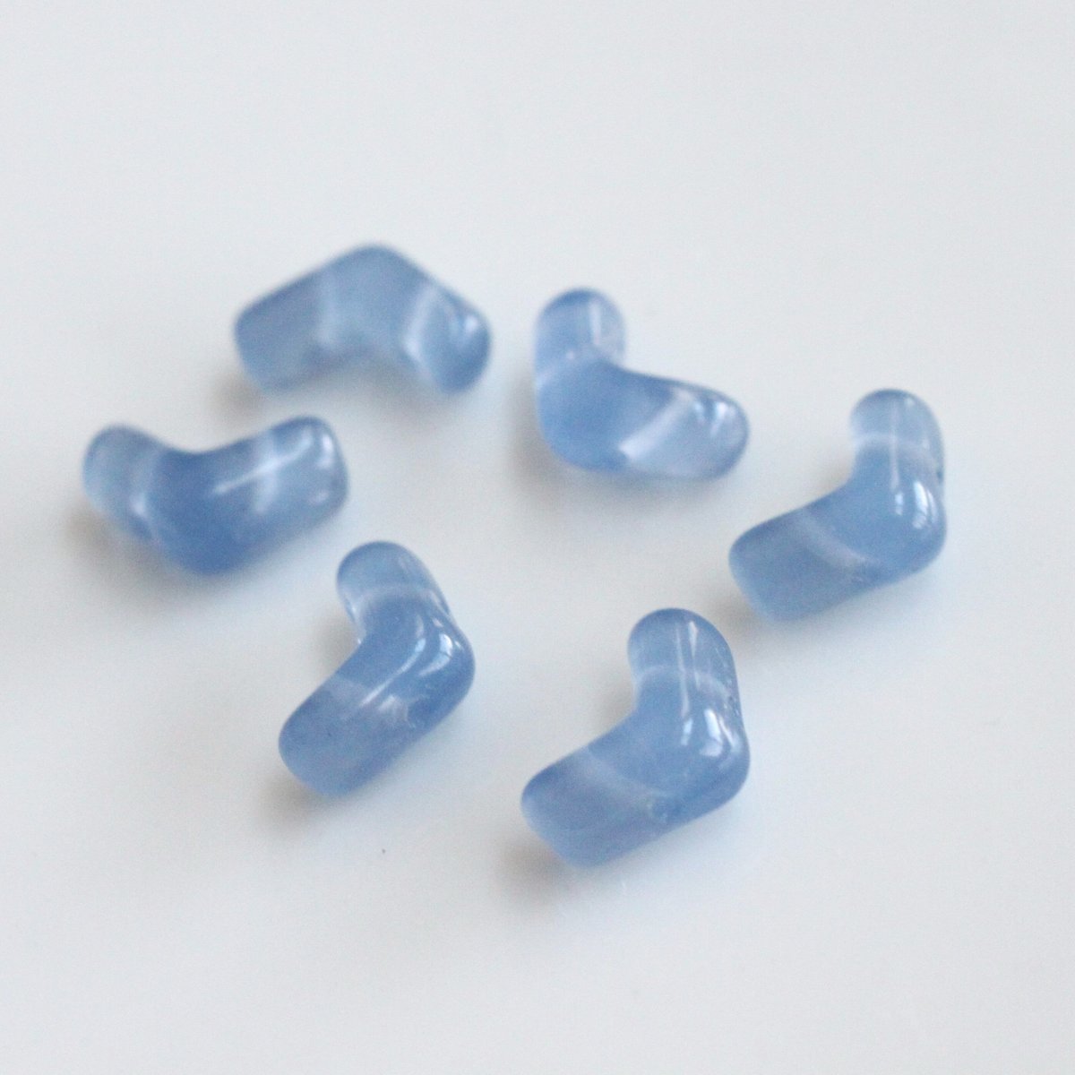 二つ穴V字ガラスビーズ12㎜ 4個 スペーサー チェコヴィンテージ 381