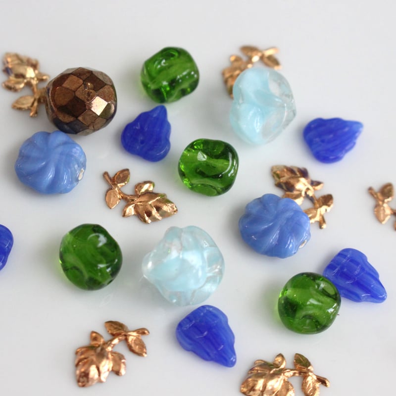 リーフ型ガラスパーツ 4個（ﾌﾞﾙｰ）11㎜ チェコヴィンテージ 2307 | Le m