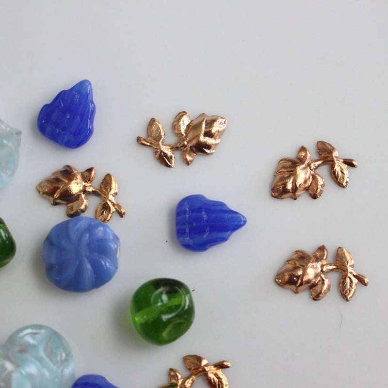 リーフ型ガラスパーツ 4個（ﾌﾞﾙｰ）11㎜ チェコヴィンテージ 2307 | Le m