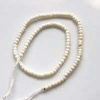 . ちいさなボーンビーズ2.5㎜  1本　インドヴィンテージ　574