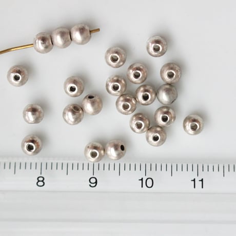 . ちいさなラウンドメタルビーズ（マットシルバー）4㎜　ヴィンテージ　926