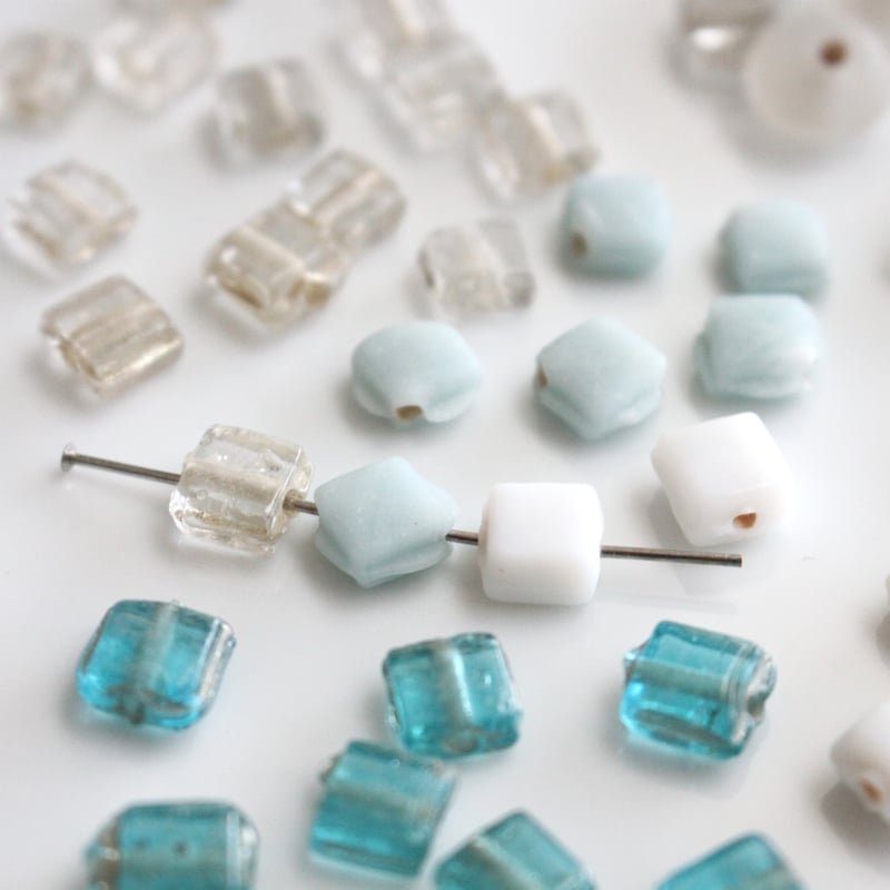 マットなスクエアビーズ8個（ﾎﾜｲﾄ）7㎜ フランス製ヴィンテージ 2253  