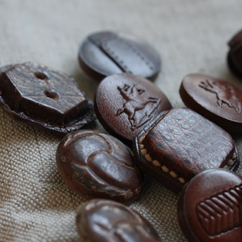 フランスの古いレザーボタン 25㎜ 218 | Le manège