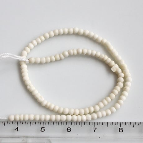 . ちいさなボーンビーズ2.5㎜  1本　インドヴィンテージ　574