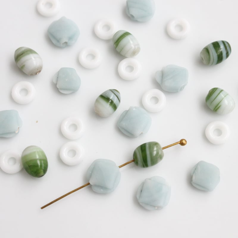 マットなスクエアビーズ8個（水色）8㎜ フランス製ヴィンテージ 252