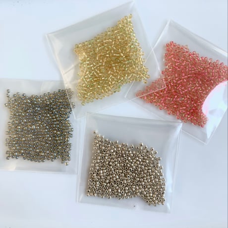 シードビーズ3ｇ (salmon roe)  Ø2㎜　　フランスヴィンテージ　2652
