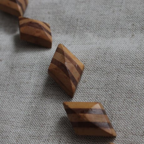 フランスの古い寄木細工のウッドボタン　35㎜ （ﾌﾞﾗｳﾝﾗｲﾝ）　343t