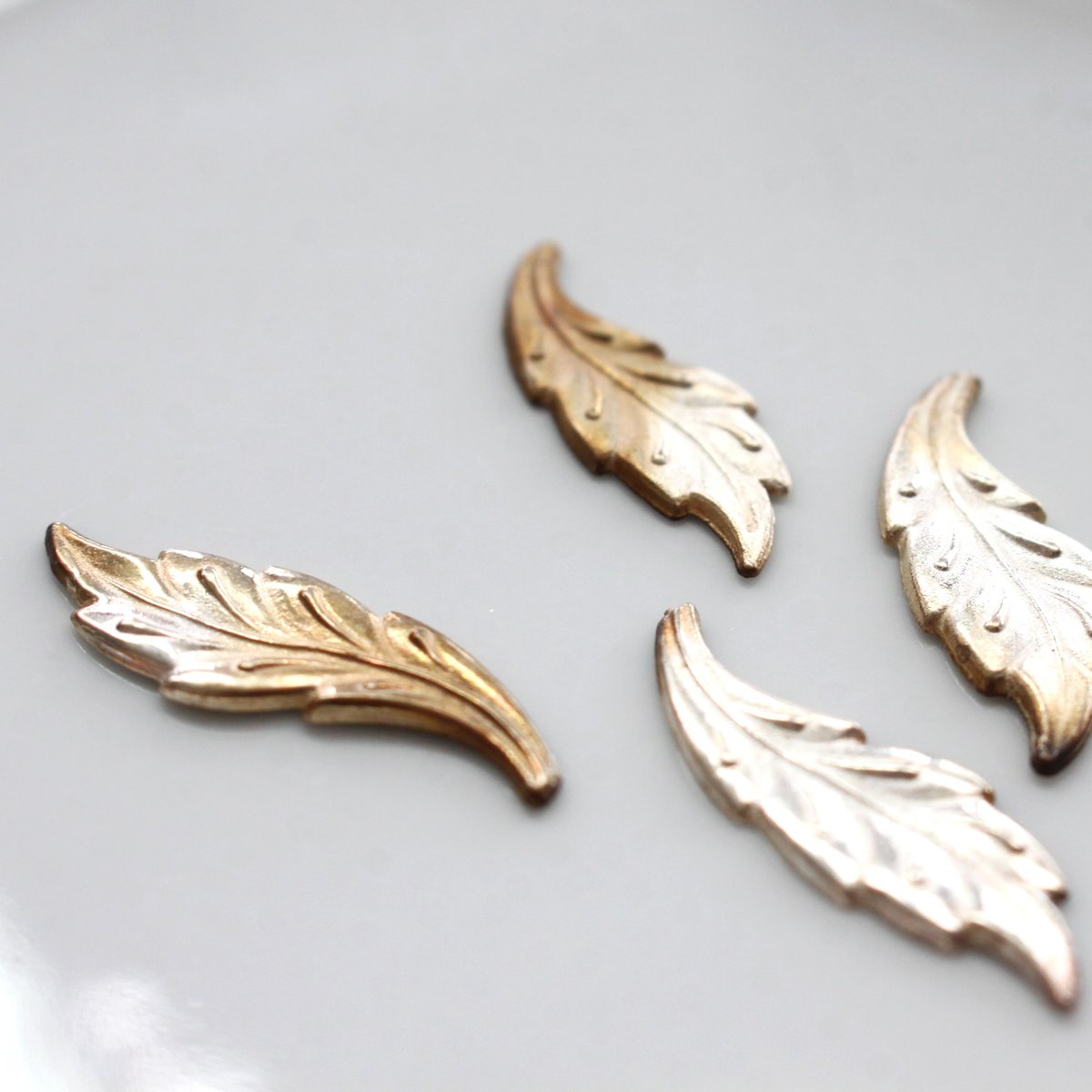 ヴィンテージ金具 リーフ型貼り付けパーツ4個 31㎜ ドイツヴィンテージ 681 | Le manège