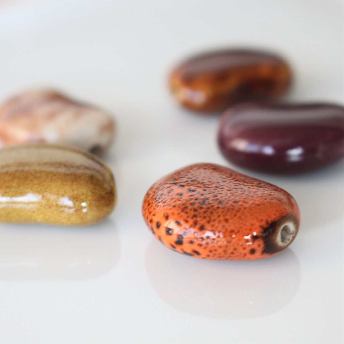 そら豆型の陶器ビーズ 22㎜（オレンジ）フランスパーツ 832 | Le manège