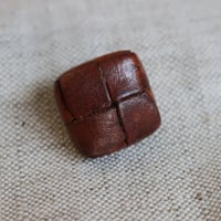 フランスの古いレザー四角くるみボタン　 19㎜  217