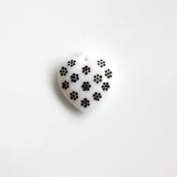 . 50年代ガラスのハートパーツ14㎜（白×黒）　ドイツヴィンテージ 404