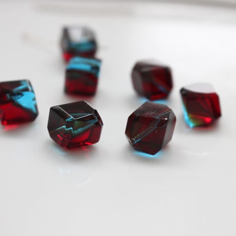 .  キューブ型ウランガラスビーズ10㎜（red×blue）チェコヴィンテージ　118
