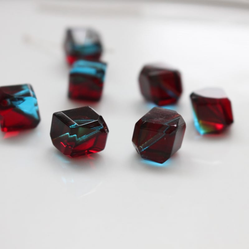 キューブ型ウランガラスビーズ10㎜（red×blue）チェコヴィンテージ 118
