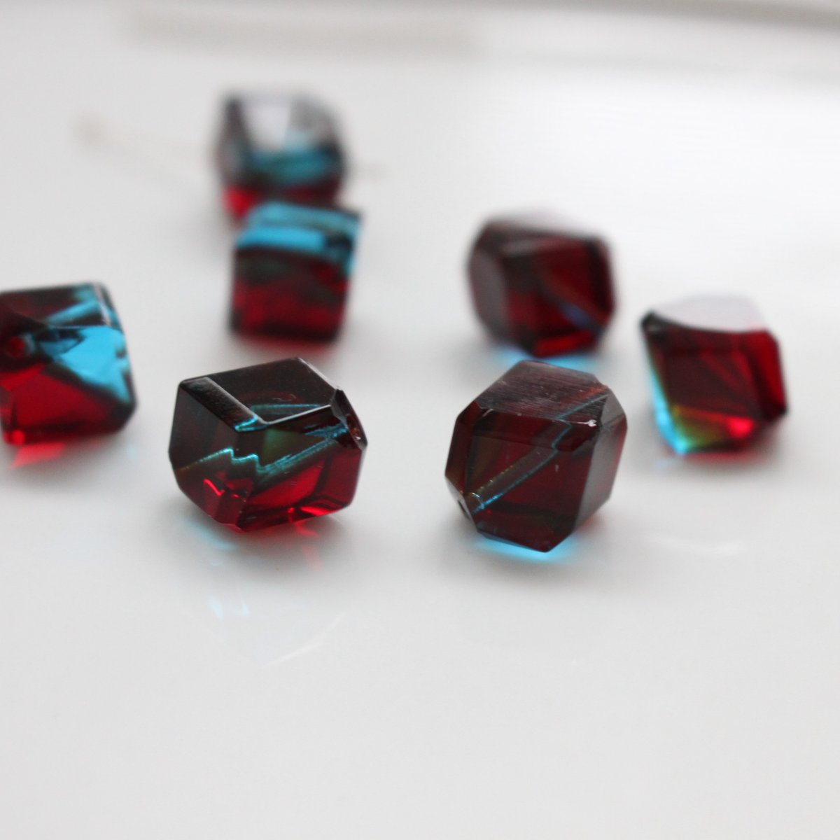キューブ型ウランガラスビーズ10㎜（red×blue）チェコヴィンテージ 118