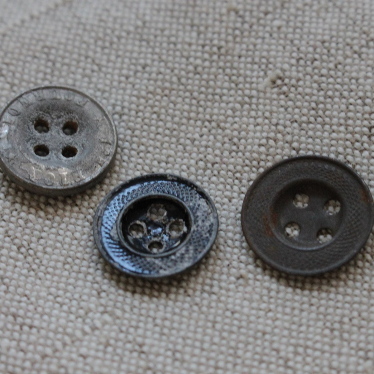 四つ穴メタルボタン各種 フランスヴィンテージ 200 | Le manège