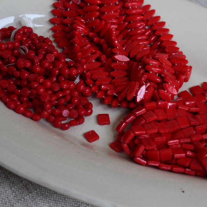 小さな赤いフレンチジェットビーズ（ラウンド）5㎜ 1920年代フランス製