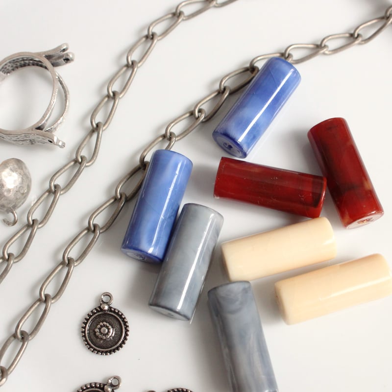 円柱ビーズ25㎜（ﾚｯﾄﾞﾏｰﾌﾞﾙ）ドイツ製ヴィンテージ 824 | Le manège