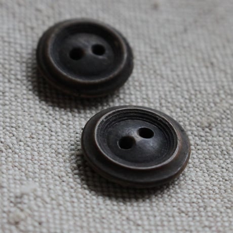 フランスの枯れたウッドの黒いボタン　17㎜　フランスアンティークボタン　fh65