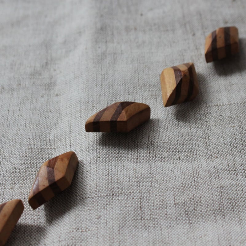 フランスの古い寄木細工のウッドボタン 35㎜ （ﾌﾞﾗｳﾝﾗｲﾝ） 343t | Le