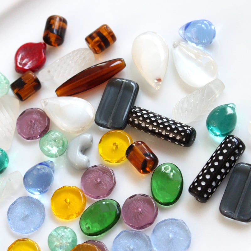 グラスビーズ Amazon.com: 1800pcs 2mm Glass Seed Beads 15 Colors Loose Beads