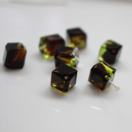 .  キューブ型ガラスビーズ10㎜（green×brown）チェコヴィンテージ　167