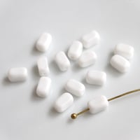 .ちいさな長方形ガラスビーズ7㎜　14個（white）　チェコ80年代ヴィンテージ　2323