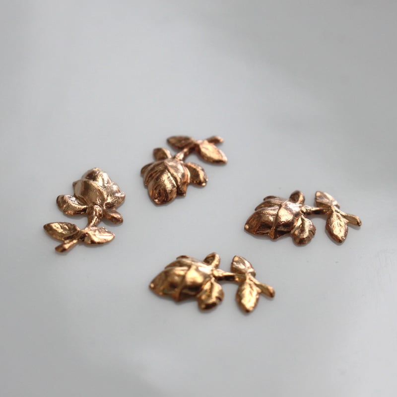 真鍮 一輪の薔薇パーツ 4個 15㎜ フランスヴィンテージ 682 | Le manège