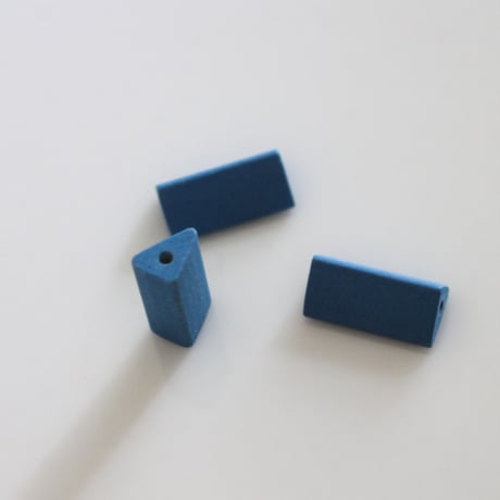 三角柱マットビーズ２個（blue）13㎜　472