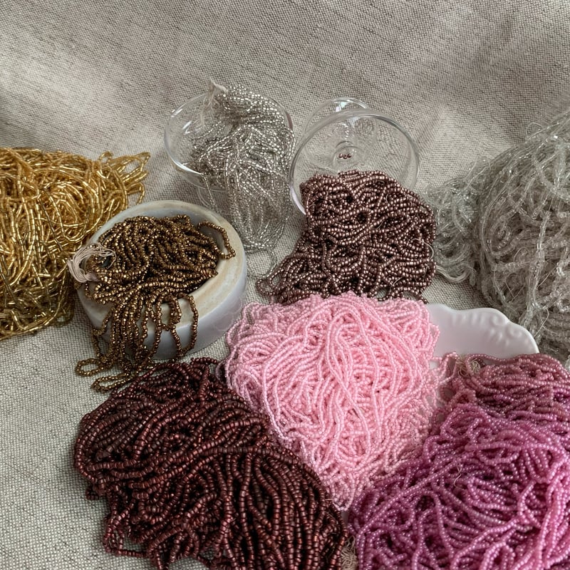 アンティークシードビーズ Ø2㎜（ｽﾓｰｸﾋﾟﾝｸ） 1920年代 フランス製 | Le