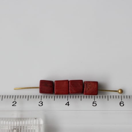 .ちいさなキューブ型ウッドビーズ（レッド）5㎜　フランスヴィンテージ