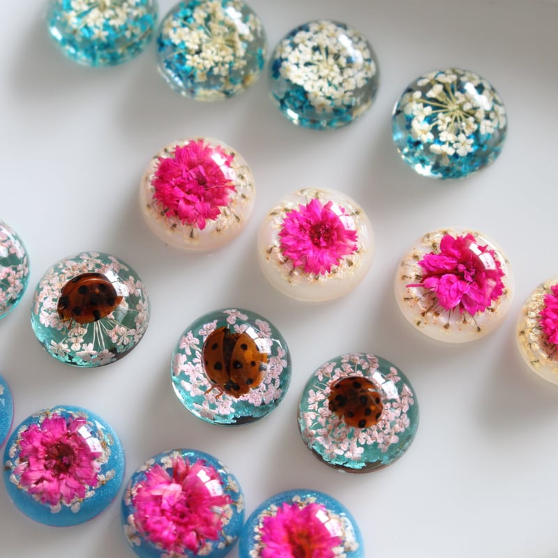 フランス現代カボション1.8㎝ white×pinkアクリルフラワーパーツ 551