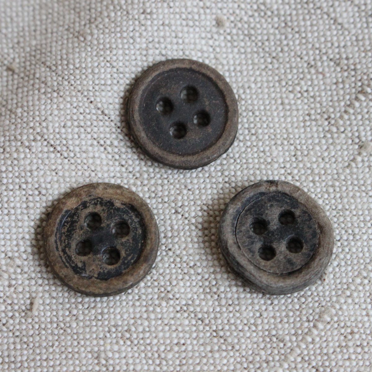 フランスの古い紙製ボタン18㎜ 各種（ﾌﾞﾗｯｸ）パピエ・マシェ