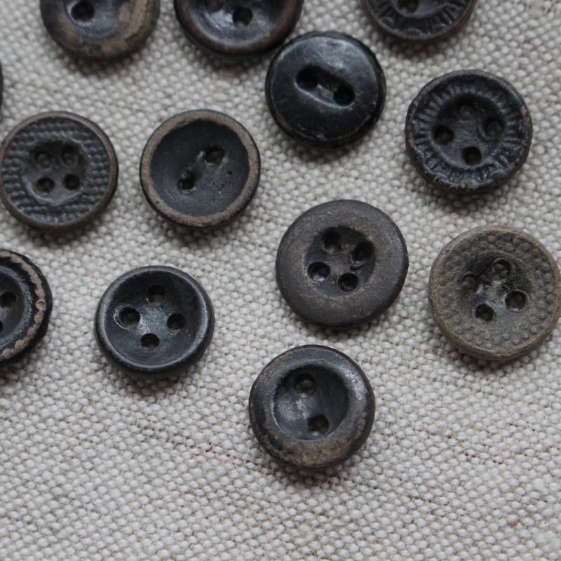 フランスの古い紙製ボタン各種（ブラック）13㎜、14㎜ 338t | Le