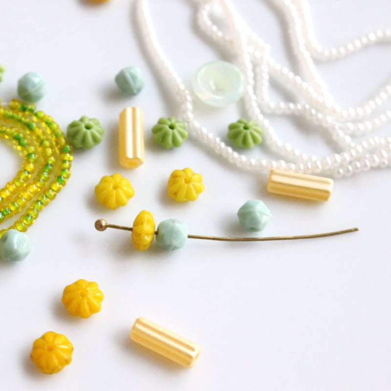 チェコビーズと天然石のお花のチャーム チェコビーズと天然石のお花のチャーム