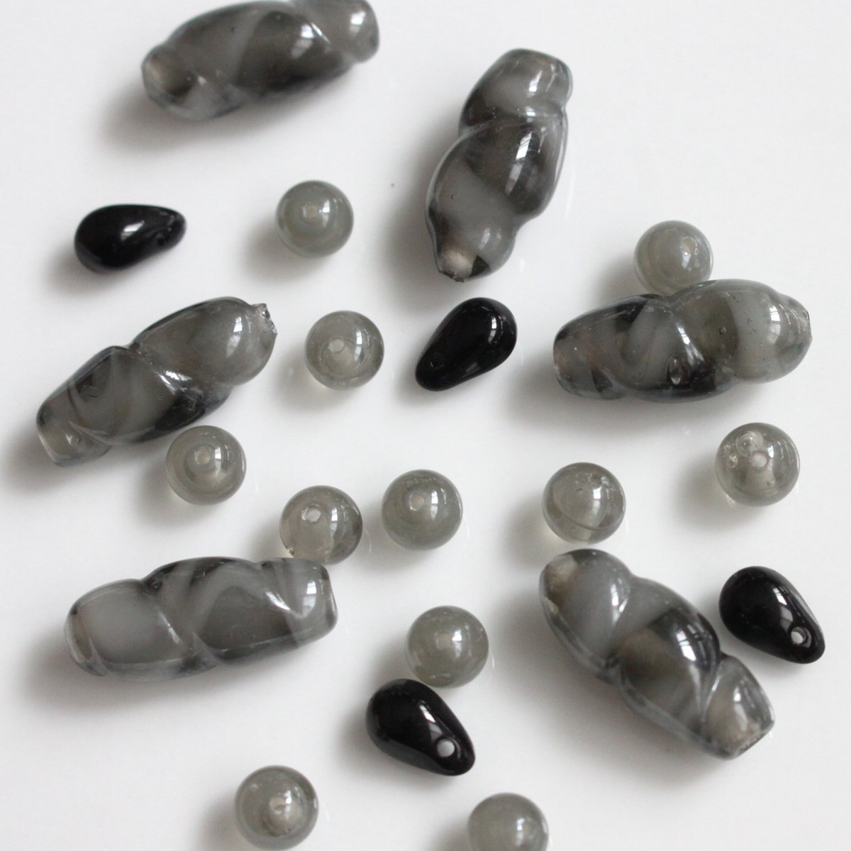 ティアドロップガラスビーズ9×6㎜（黒）10個 チェコヴィンテージ