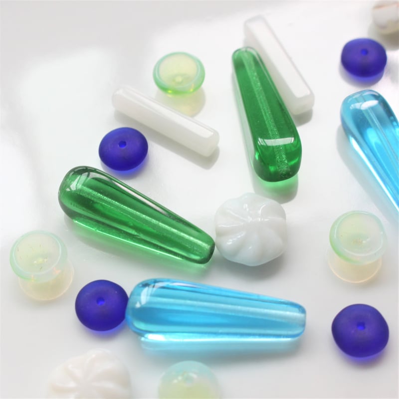 ⭐︎値下げ⭐︎ヴィンテージ⭐︎チェコガラスツリー(高さ9cm) フラワーガラスビーズ12㎜ 4個（水色） チェコヴィンテージ