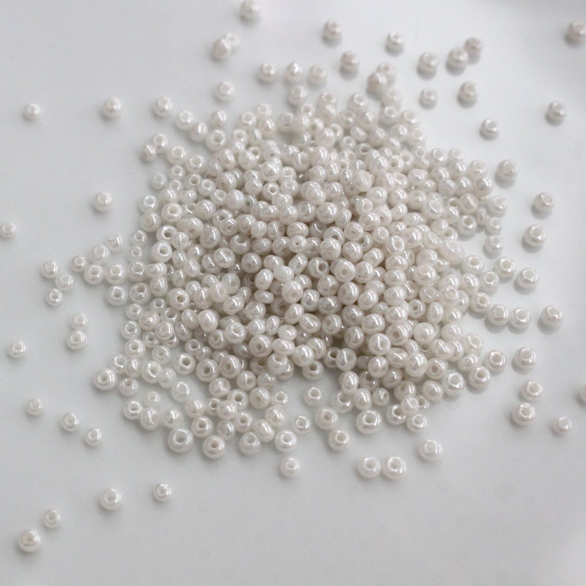 シードビーズ4g（パールホワイト） Ø3㎜ フランスヴィンテージ 634