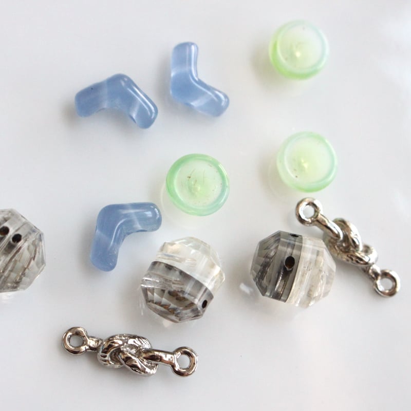 二つ穴V字ガラスビーズ12㎜ 4個 スペーサー チェコヴィンテージ 381