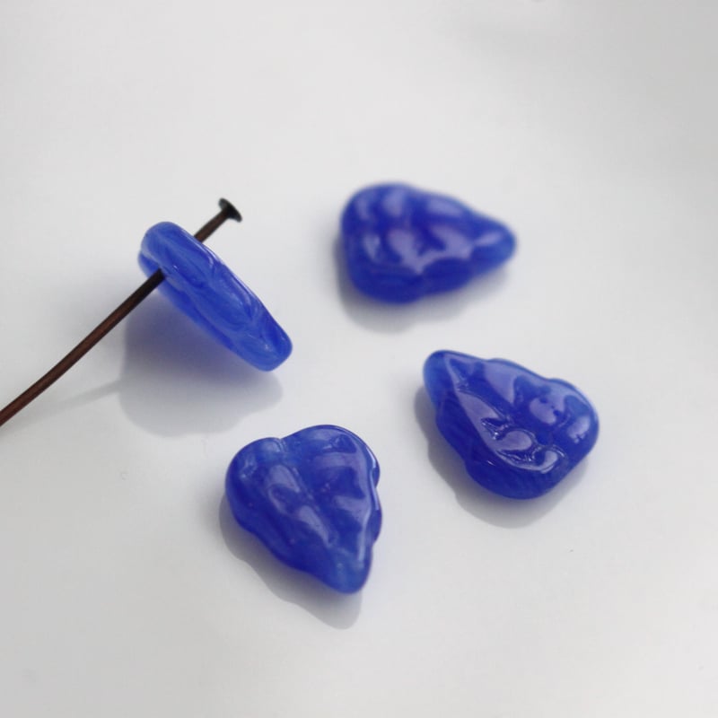 リーフ型ガラスパーツ 4個（ﾌﾞﾙｰ）11㎜ チェコヴィンテージ 2307 | Le m