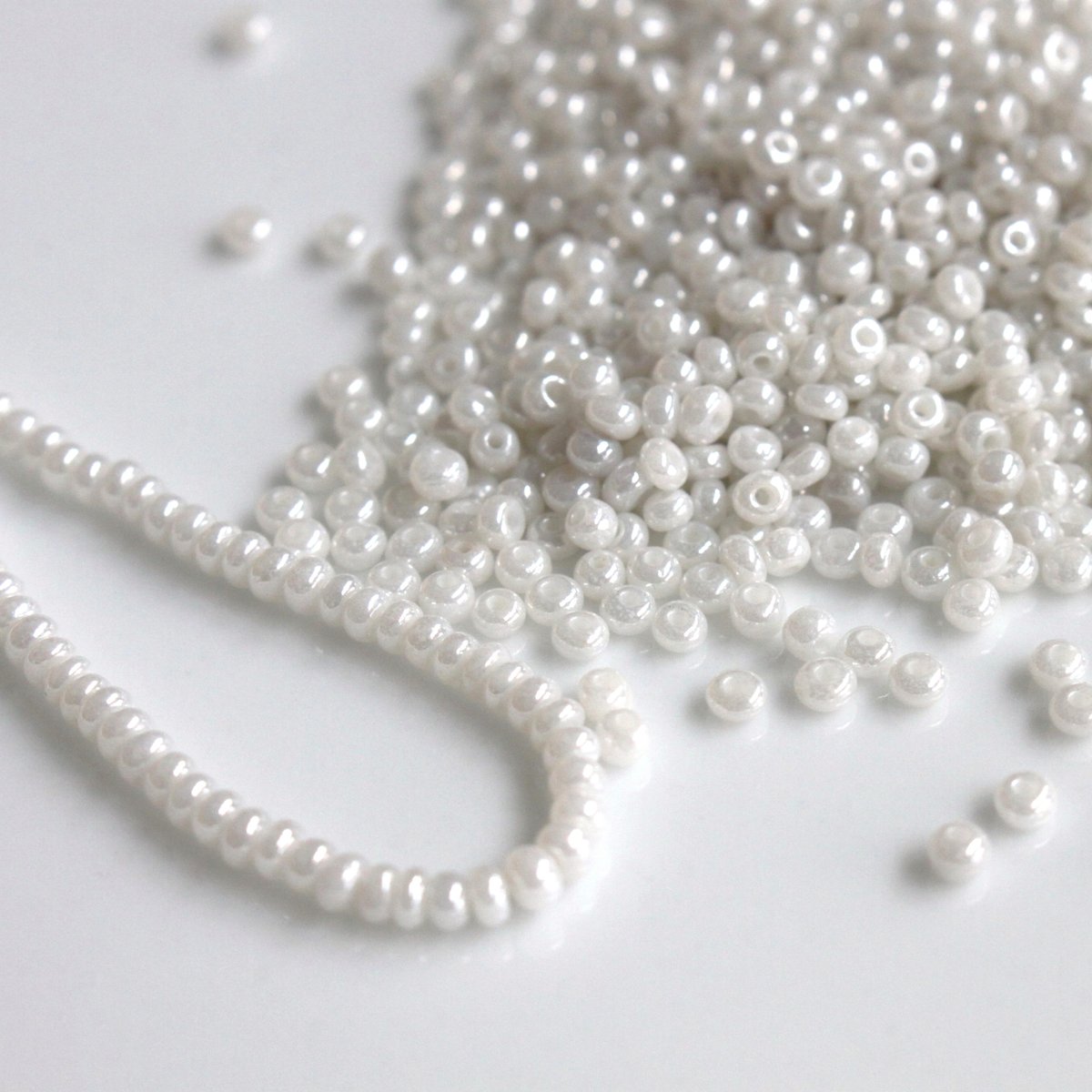 シードビーズ4g (ﾊﾟｰﾙﾎﾜｲﾄ) Ø2㎜ フランスヴィンテージ 654 | Le ma