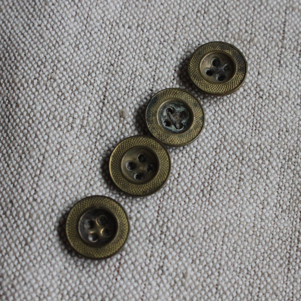 フランスヴィンテージ 真鍮の額縁スタンド フランスの古い真鍮ボタン4個 13㎜ フランスヴィンテージ fh58