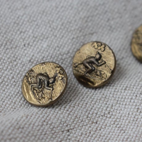 スキーをする人 真鍮ボタン 14㎜　フランスアンティーク　fh53.54
