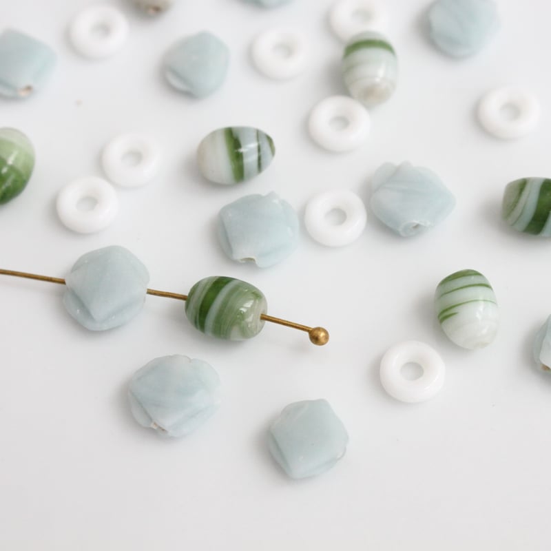 マットなスクエアビーズ8個（水色）8㎜ フランス製ヴィンテージ 252